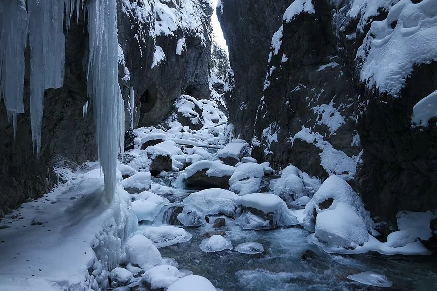Boulders and the riverbed frozen at the end of the gorge